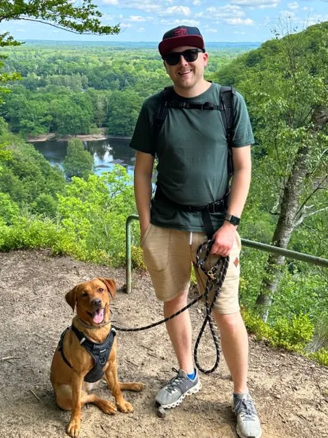 Christoph Meyer mit Lolle an einem Aussichtspunkt im Wald